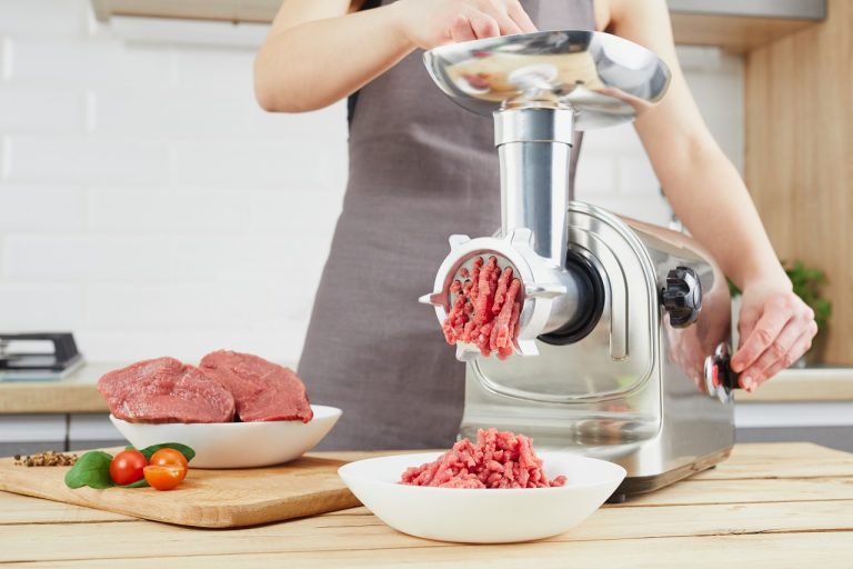 Изображение профессиональной мясорубки, используемой для приготовления фарша